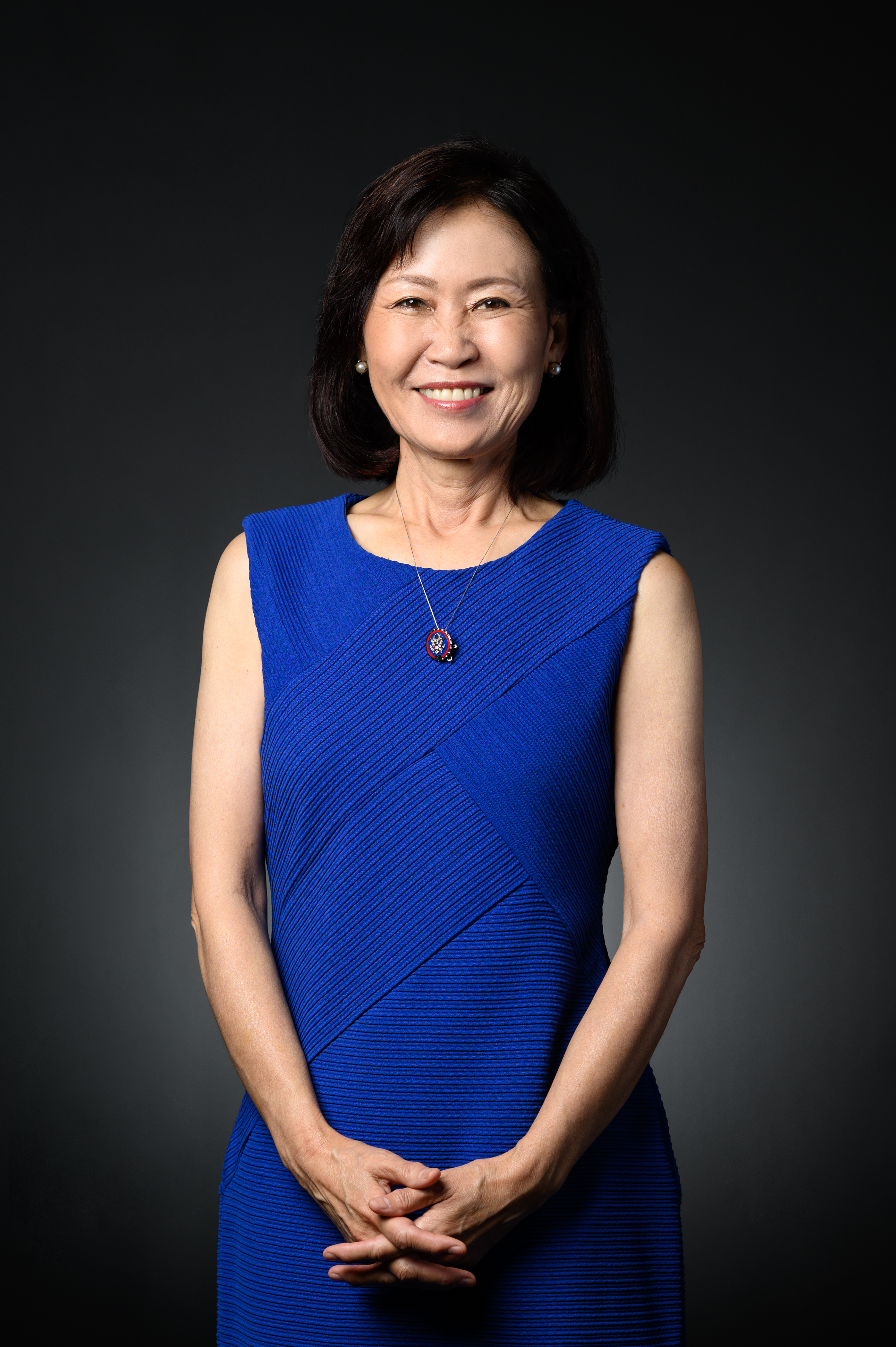 미셸 스틸의 미국 연방하원 공식 초상 사진. 검은 정장을 입고 밝은 배경 앞에서 정면을 바라보고 있다.